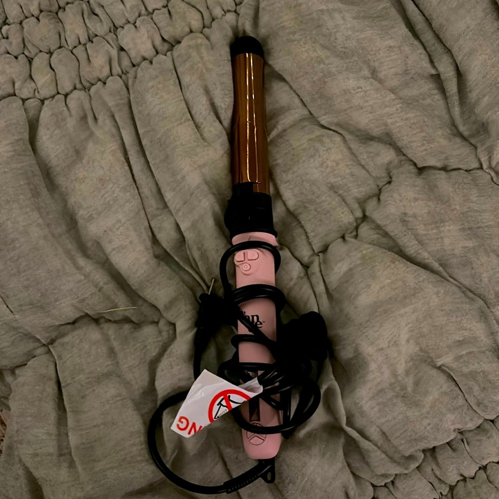 BRAND NEW!! Lange 1” curling iron!